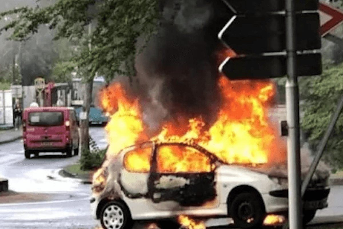 Drame au rond‑point de l’Étang‑Salé les Bains : une 206 blanche en flammes, un homme décédé