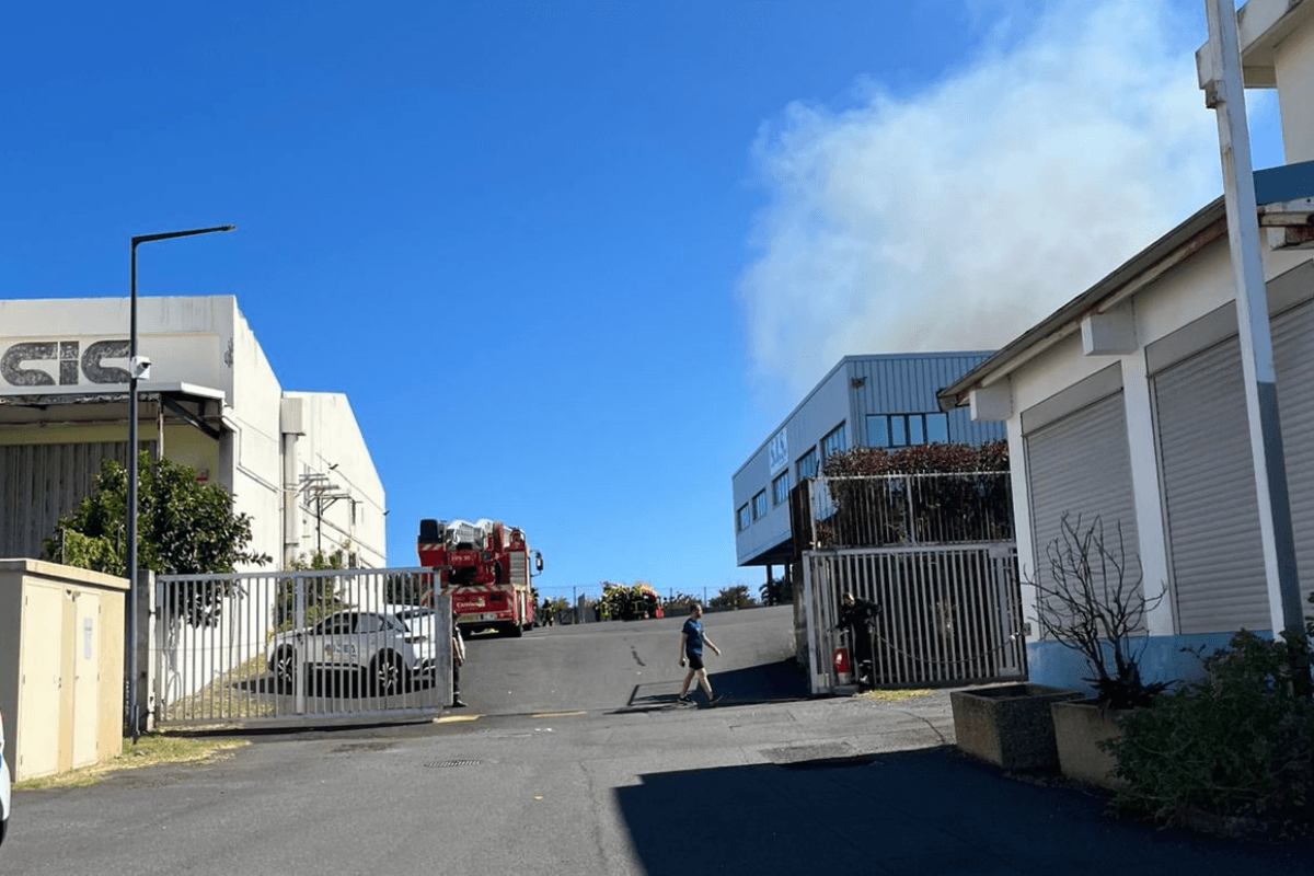 Incendie en cours chez SIS à Saint-Pierre : les pompiers mobilisés