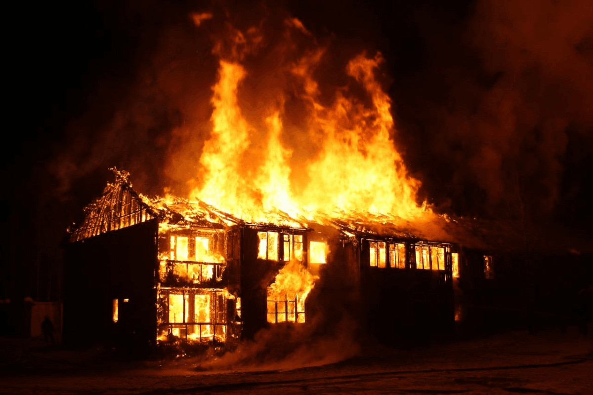 Saint-Denis : incendie dans un immeuble et jets de projectiles sur les policiers