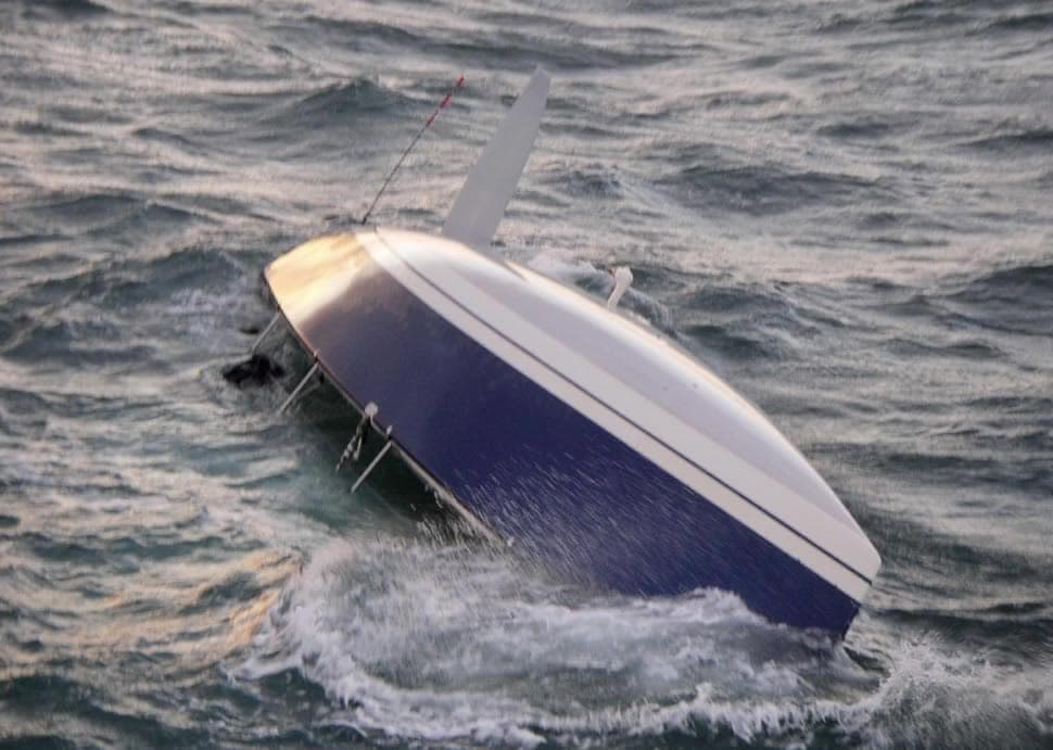 Saint-Gilles-les-Bains : un bateau chavire à l’entrée du port, plusieurs personnes à la mer