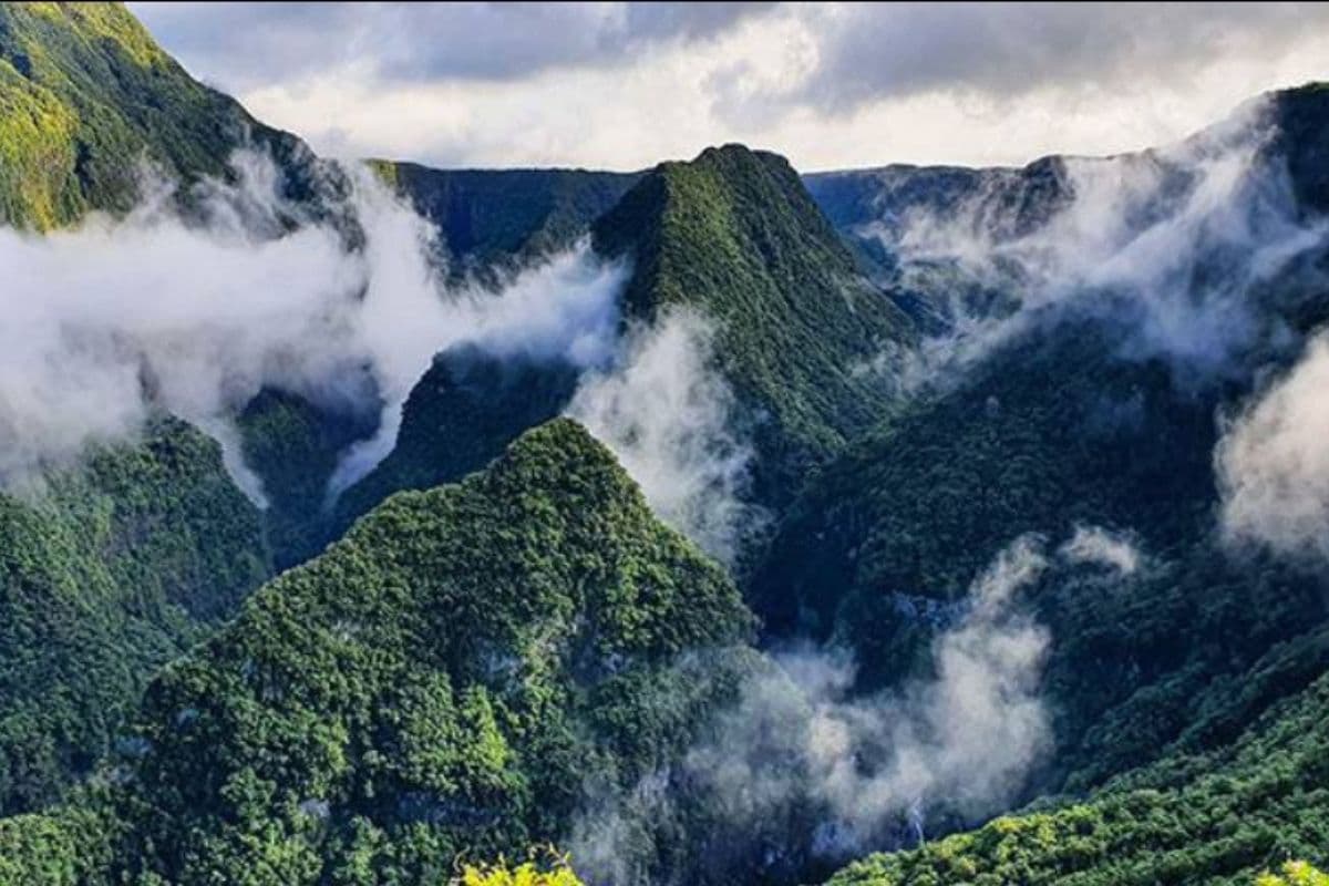 Météo : des averses et du vent fort attendus dans le Sud et autour du volcan