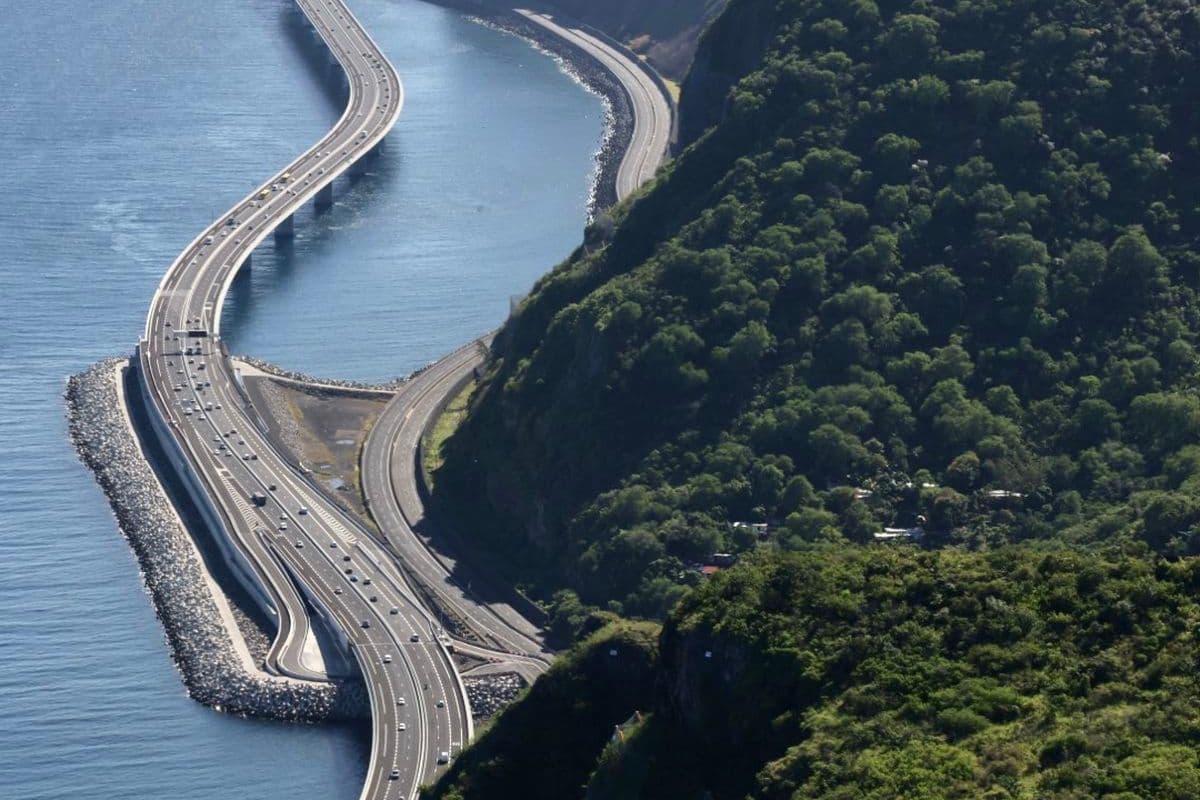 LE GOUFFRE SANS FOND ? Après 10 ans de travaux, la Route du Littoral a-t-elle déjà coûté deux fois son prix initial ? Enquête sur le coût réel de la NRL.