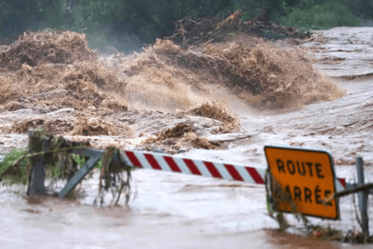Quand la pluie ne s’infiltre plus : pourquoi les villes réunionnaises débordent ?