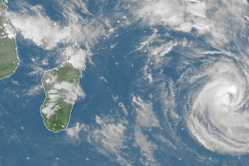 tempete-tropicale-corentin-la-reunion-1660km