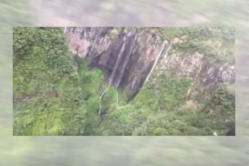 cauet-helico-la-reunion-falaise-montagne-cascade-tourisme