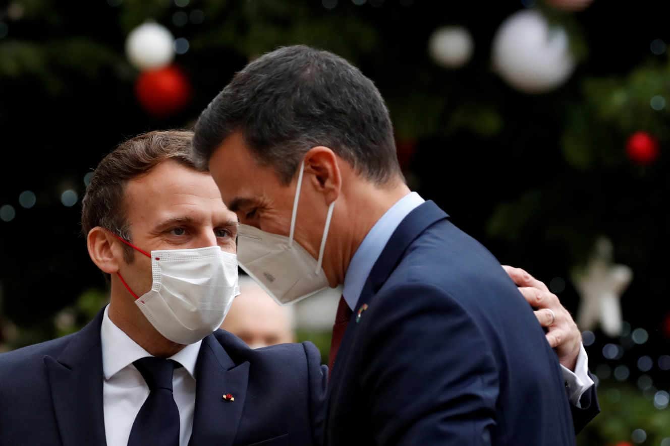 8972778_fw1-health-coronavirus-macron-1217-11