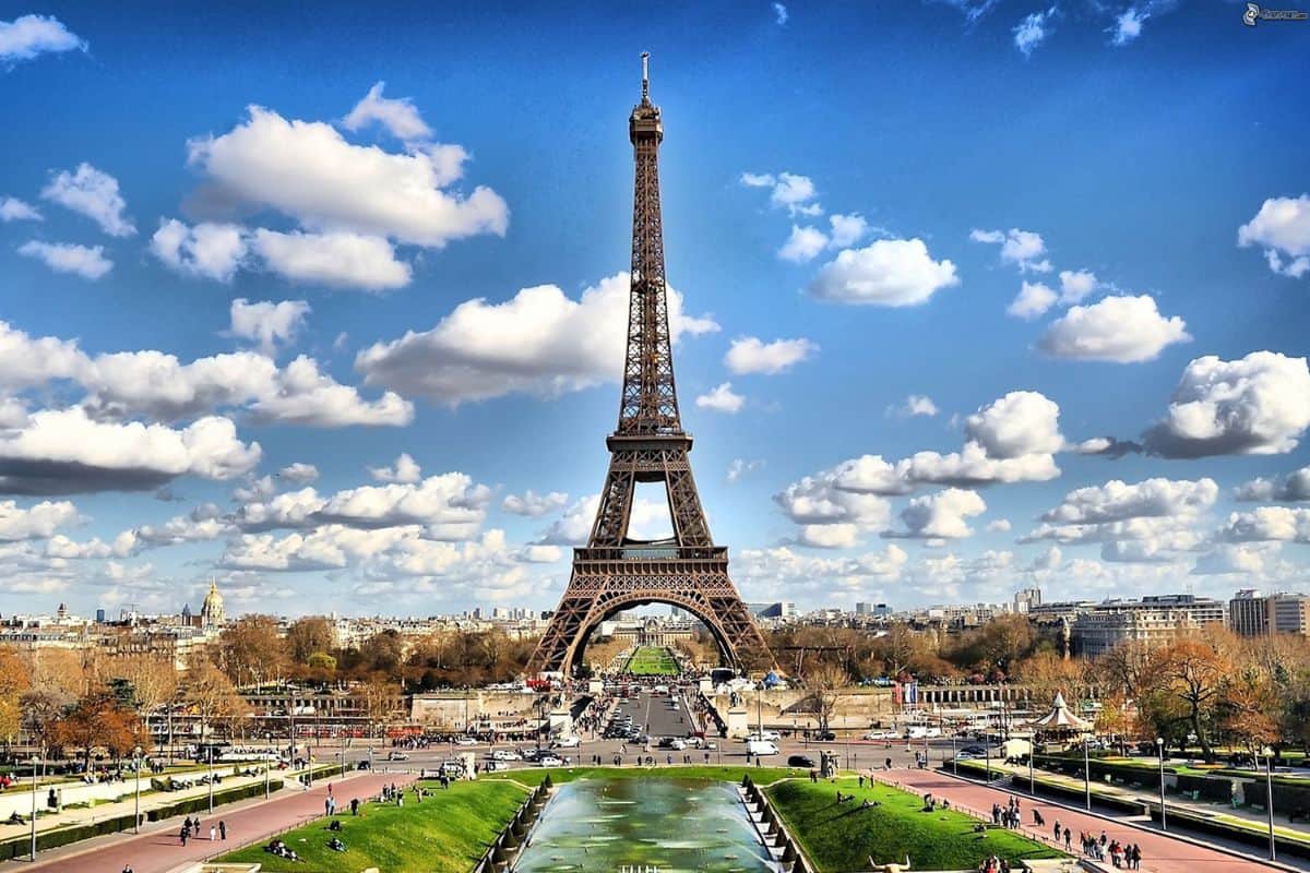 Mystère des cercueils devant la Tour Eiffel quels sombres symboles se dissimulent derrière cet étrange acte