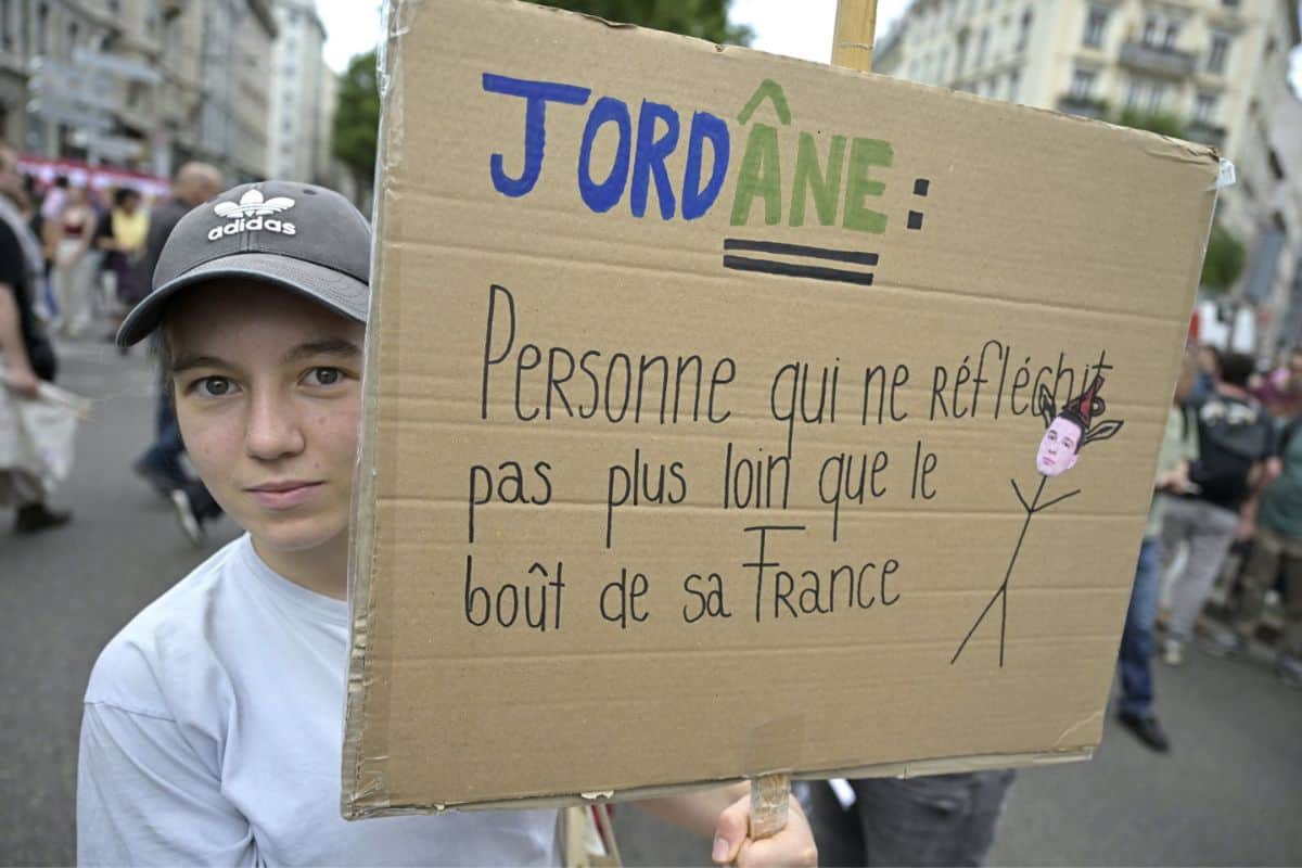 Plus de 250 000 manifestants dans la rue contre l'extrême droite en France le 15 juin