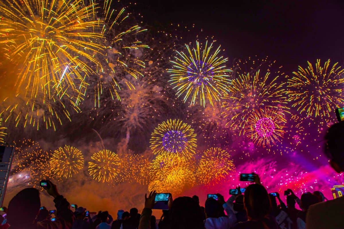 Feux d'artifice des festivités scintillantes mais un impact environnemental non négligeable
