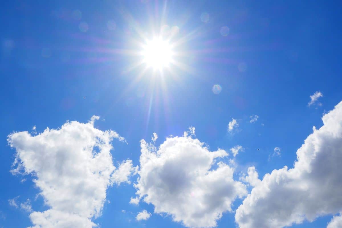 Une journée ensoleillée à La Réunion nuages matinaux et éclaircies l'après-midi
