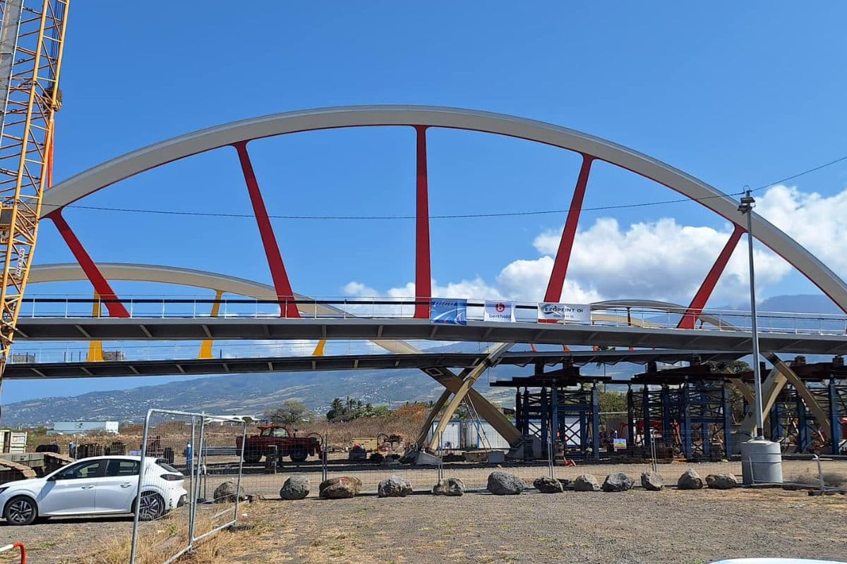 Passerelle de Pierrefonds installée pour un accès sécurisé aux cyclistes et piétons
