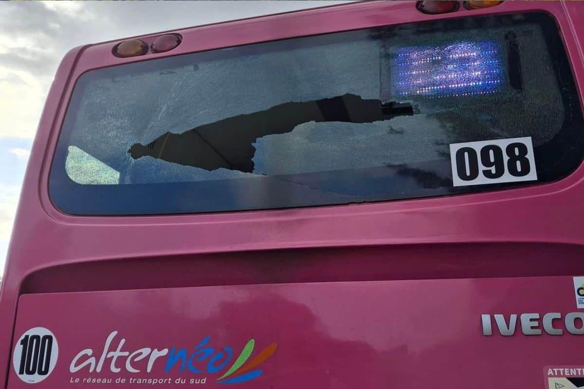 Des jeunes lancent des pierres sur un bus à Saint-Louis et brisent une vitre arrière