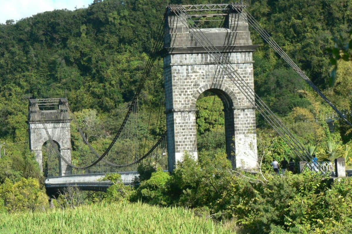 Jeune fille en détresse sur le pont de la rivière de l’Est, les secours interviennent