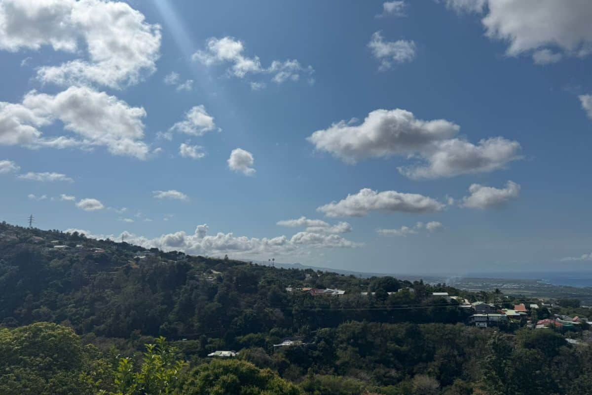 Matinée ensoleillée avec nuages sur la côte Est des averses prévues l’après-midi