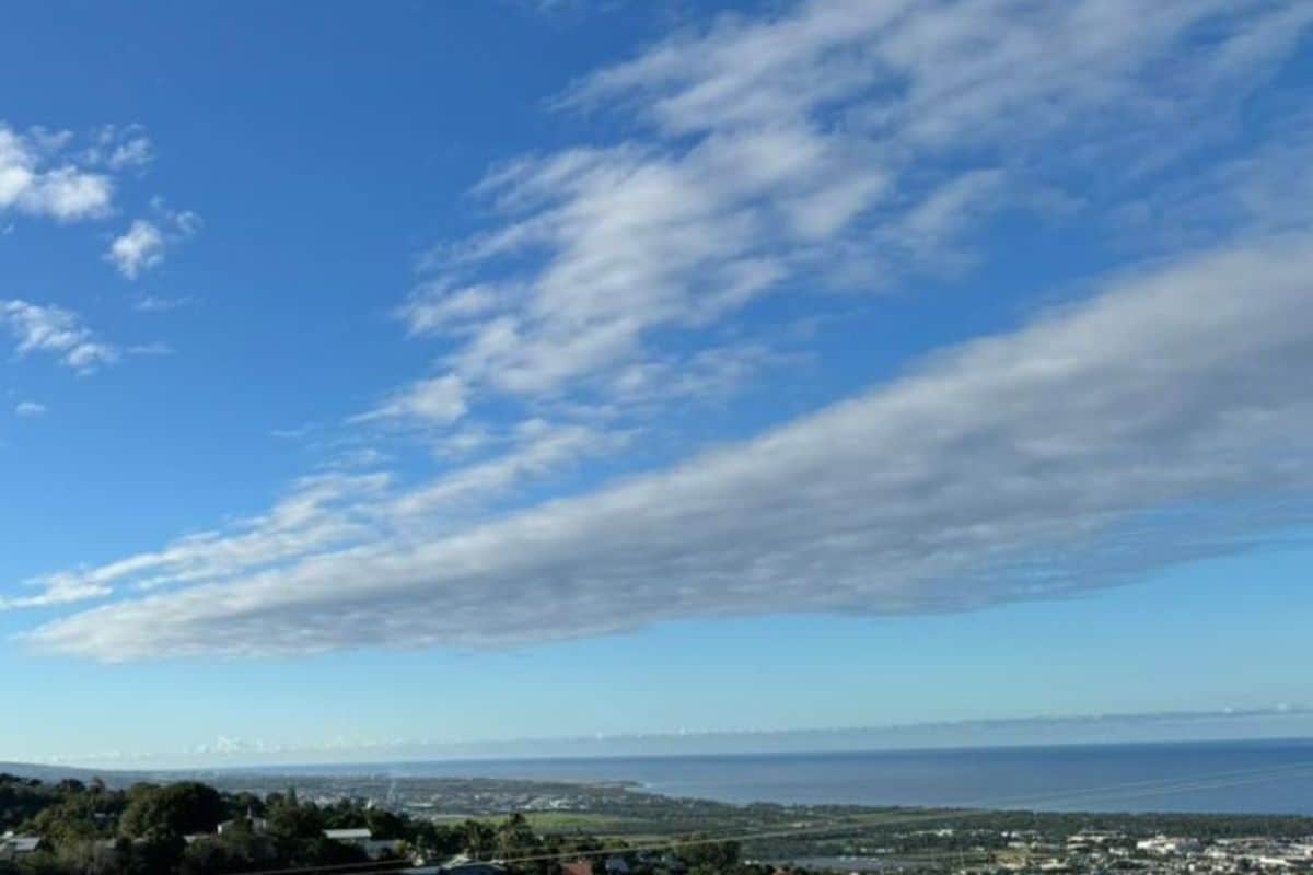 Aujourd'hui un ciel gris et quelques pluies dominent l’Est tandis que l’Ouest profite d’un beau soleil en matinée