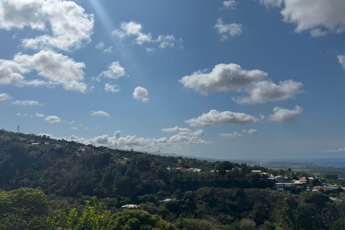 Ciel changeant avec quelques averses sur la côte Est au matin
