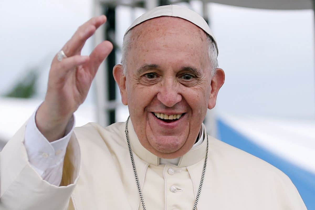 Le pape François hospitalisé pour une pneumonie dans un état critique selon le Vatican