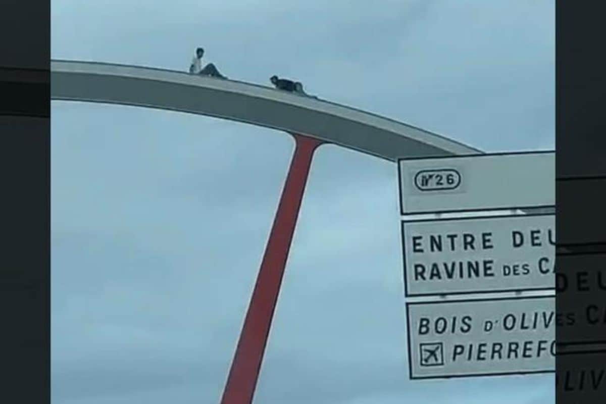 Des individus aperçus en train d’escalader la structure de la nouvelle passerelle de Pierrefonds