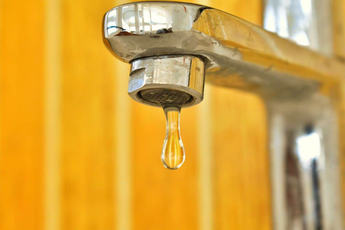 La remise en service du réseau d’eau avance après le passage du cyclone Garance mais des coupures persistent dans l’Ouest