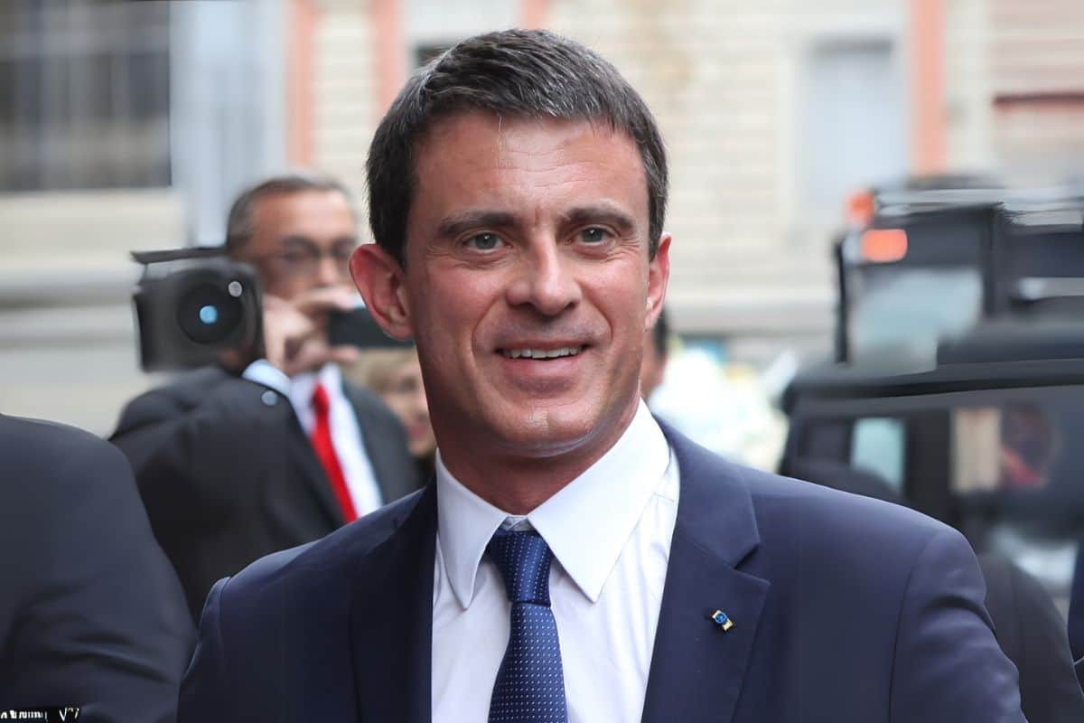 Manuel Valls en visite à La Réunion pour soutenir les sinistrés du cyclone Garance