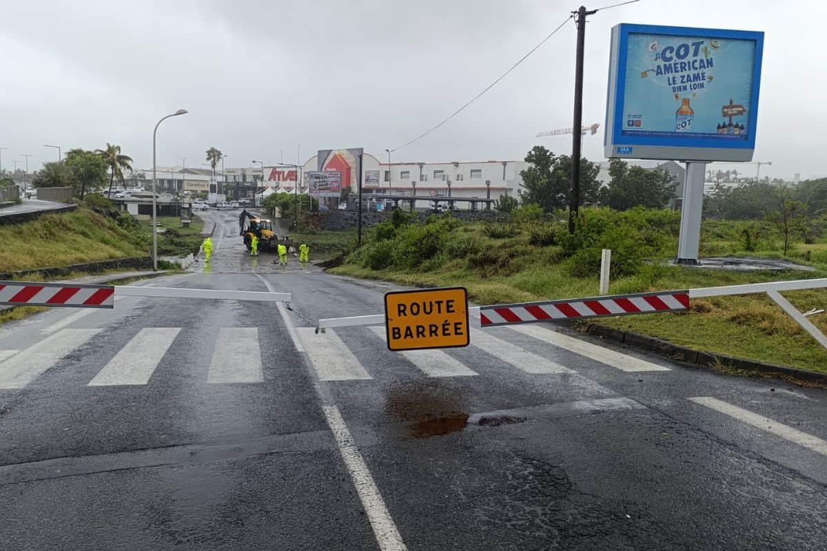 Radier submergé à Saint-Pierre et les équipes en action sur la Ravine Blanche