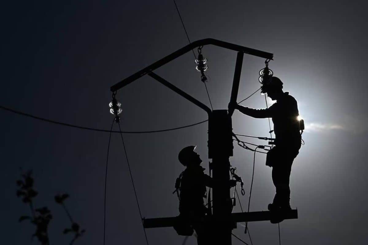 Saint-Benoît et plusieurs chemins toujours sans électricité après le cyclone Garance
