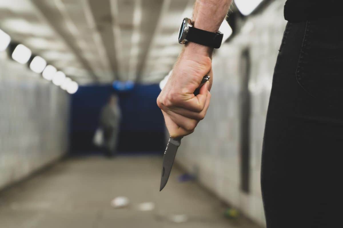 Trois individus arrêtés après un vol sous la menace d'un couteau à Saint-Denis