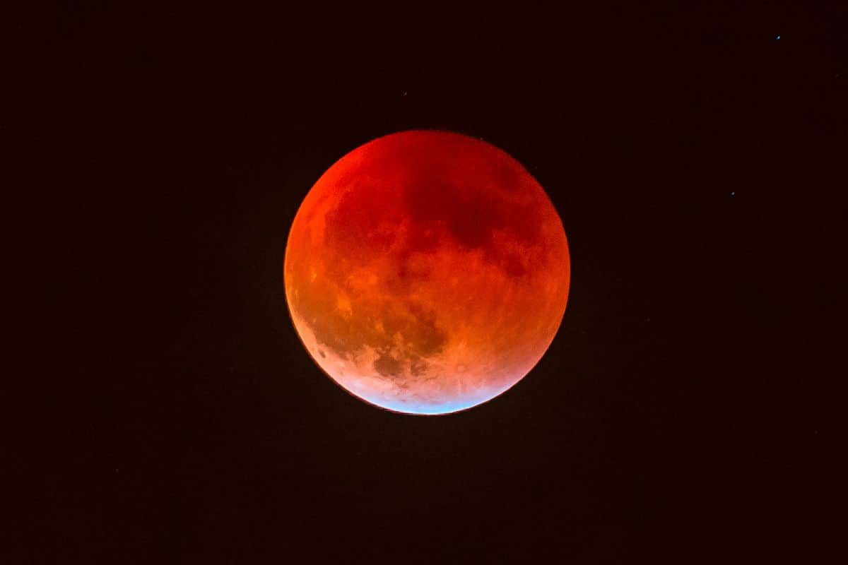 Une éclipse totale lunaire appelée Lune de sang a eu lieu hier soir