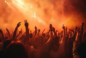 foule-concert-plein-air-tenant-leurs-mains-air-dans-style-or-clair-orange_921860-77864