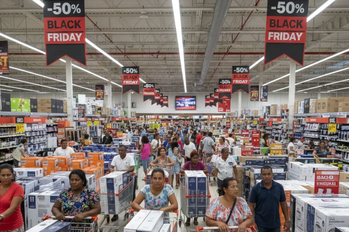 Black Friday, Cohue, Consommation, Vie Chère, Écrans Plats, Embouteillages, Noël.