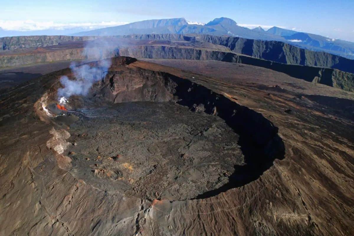 Piton de la Fournaise le préfet déclenche la phase de vigilance face à la sismicité en hausse