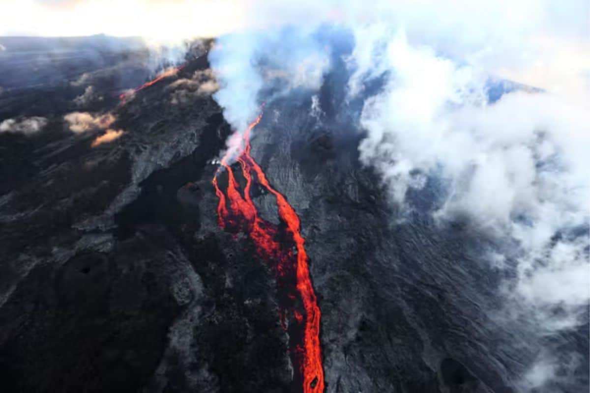 Piton de la Fournaise le volcan entre en éruption pour la deuxième fois en 2026