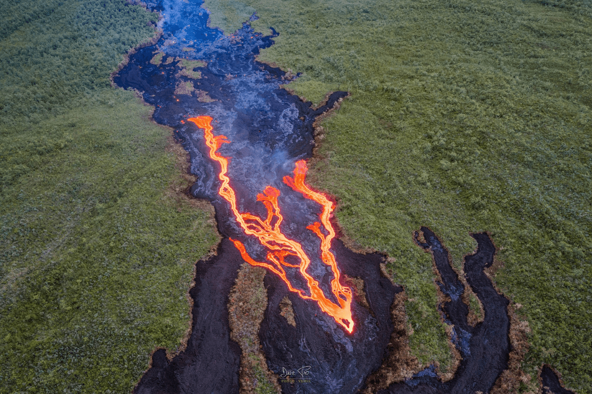Piton de la Fournaise la lave se rapproche de la RN2, la route désormais fermée dans le Grand Brûlé