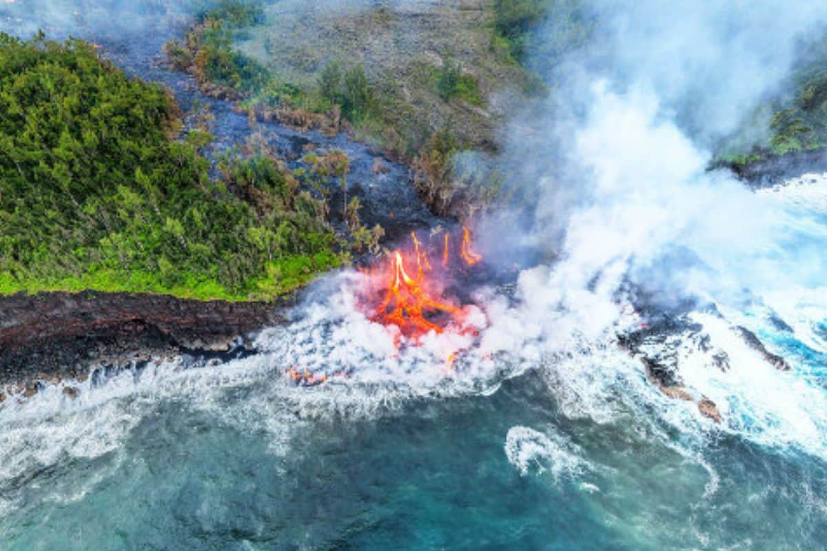 Piton de la Fournaise l’océan grignote la nouvelle plateforme volcanique