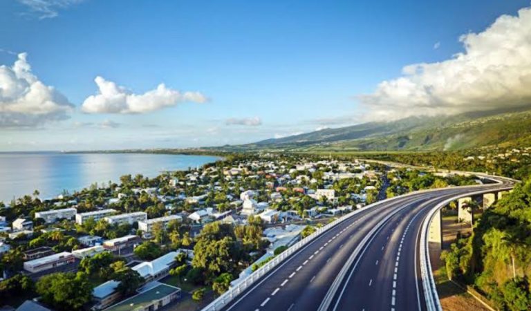 Rester ou partir : le choix difficile des jeunes Réunionnais